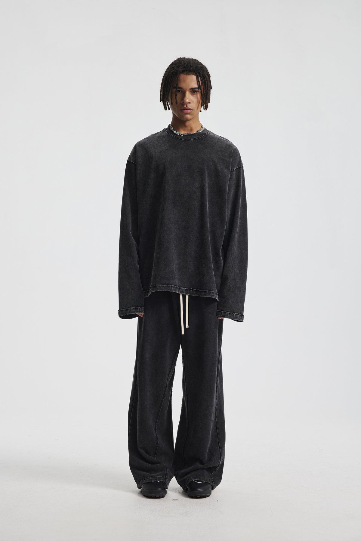 Contrast-Stitch Long-Sleeve T-Shirt – detail view