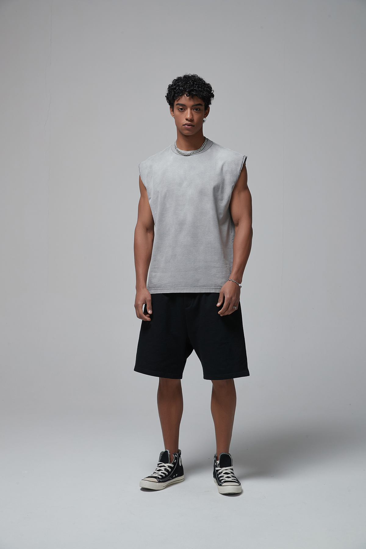 Boxy Raw-Edge Sleeveless T-Shirt – detail view